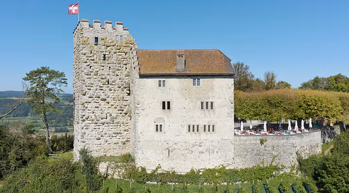 Flugaufnahme von nahem Schloss Habsburg