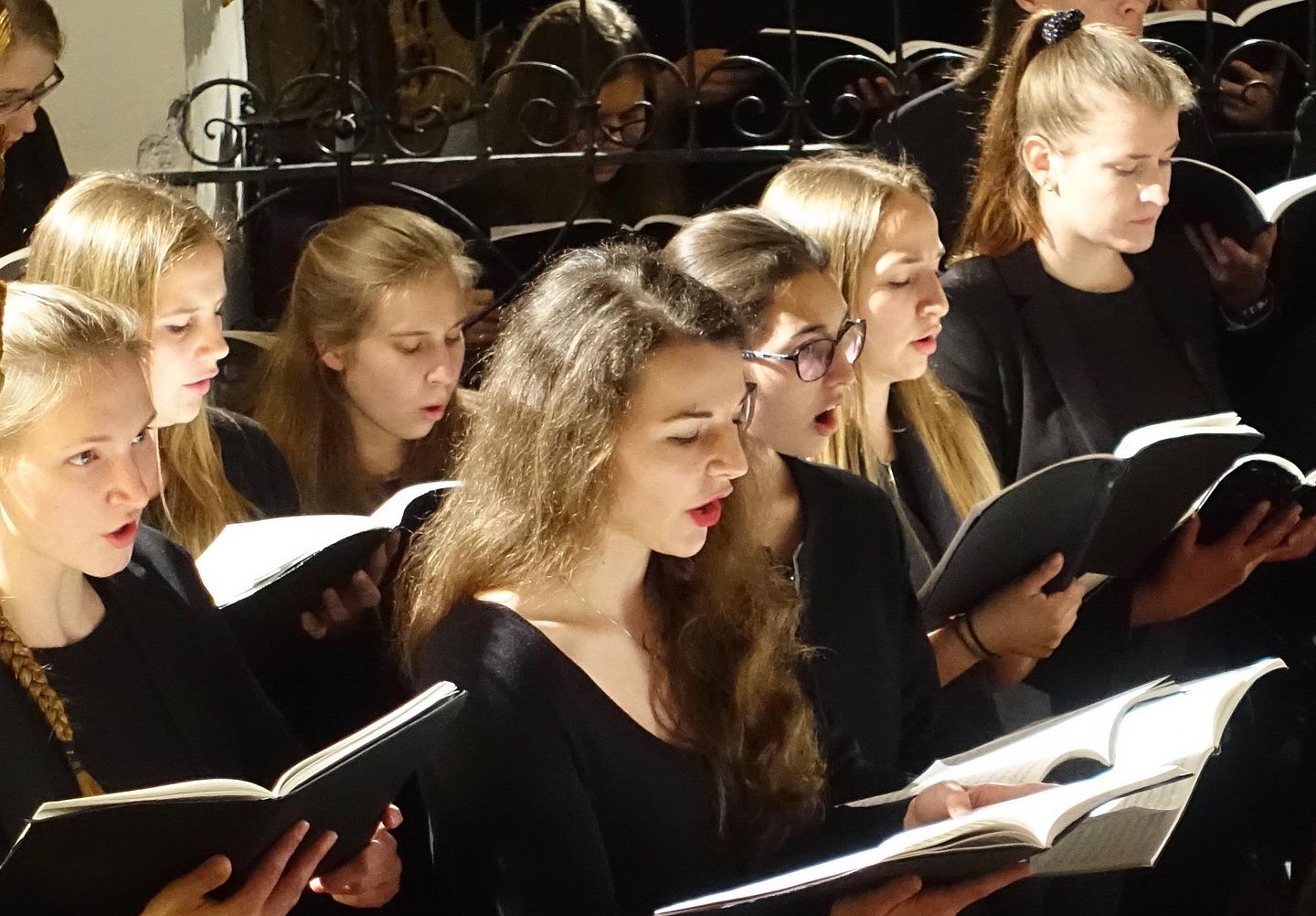 Schülerinnen und Schüler singen gemeinsam in einem Chor.