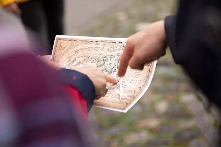 Foxtrail Klosterhalbinsel Wettingen: Plan der Klosterhalbinsel, mehrere Finger zeigen darauf.