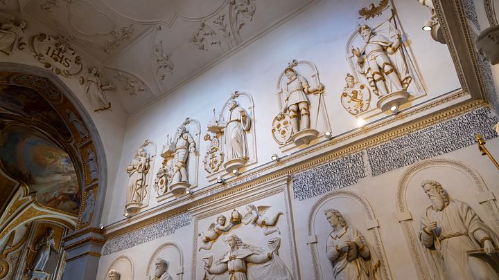 Statuen an einer Wand in der Mönchskirche des Klosters Wettingen