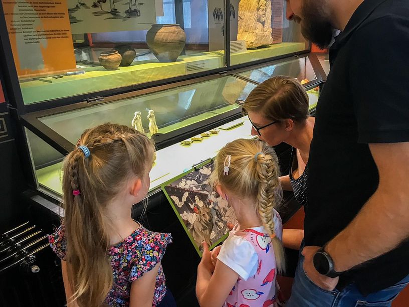 Kinder mit Mutter vor einer Vitrine im Vindonissa Museum