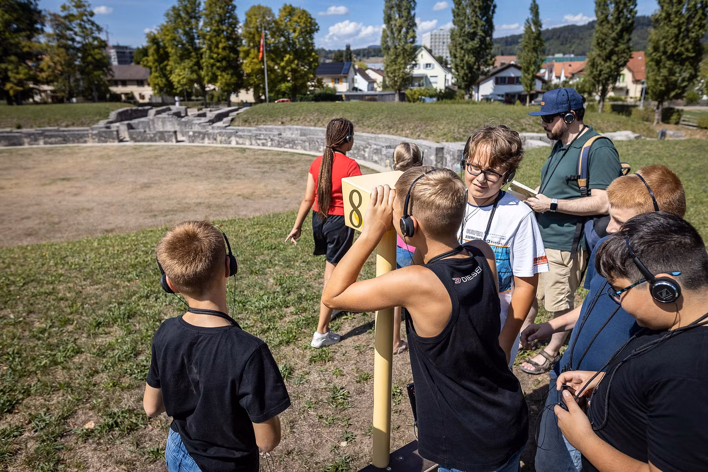 Schulklasse erkundet den Legionärspfad auf der Spieltour "Ave Gladiator" mit Hilfe von Audioguides.