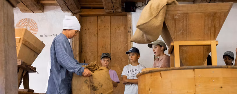 Führung einer Schulklasse durch die historische Mühle auf dem Gelände von Schloss Hallwyl.