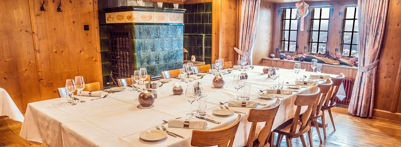 Schlossrestaurant Jägerstube Schloss Habsburg mit weiss gedecktem Tisch