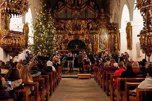 Klosterkirche Wettingen voll besetz und das Adventskonzert spielt Musik.