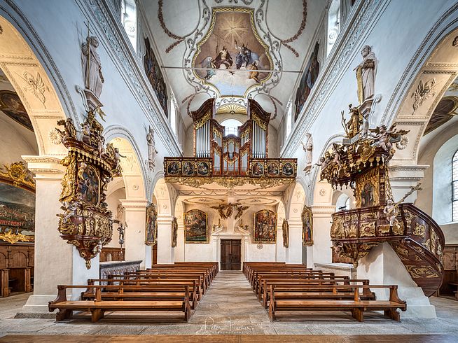 Innenaufnahme Klosterkirche Wettingen (Konventkirche) mit Orgel im Hintergrund.