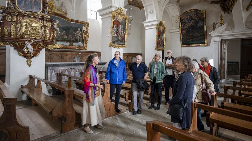 Eine Gruppe auf einer Führung in der Klosterkirche Wettingen