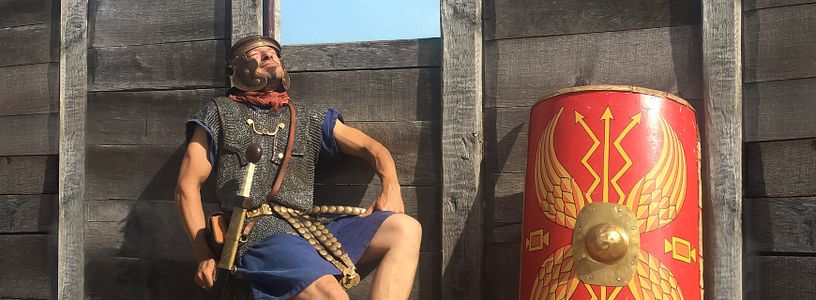 Ein Römer nimmt ein Fussbad im Legionärspfad Vindonissa
