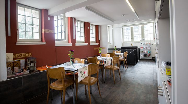 Mehrere Tische und Stühle in der Cafeteria des Vindonissa Museum.