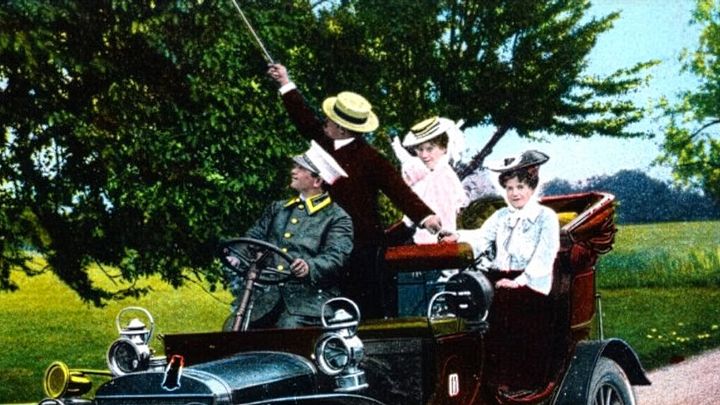 Historische Aufnahme: Altes Auto mit einer Reisegesellschaft.