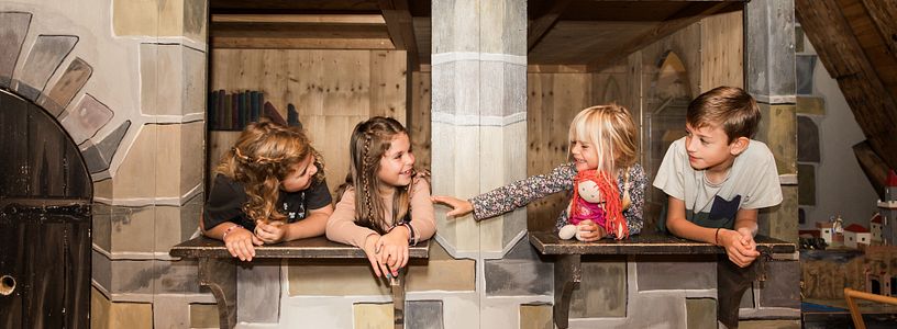 Kinder in Verkleidung (Ritter und Prinzessin) im Kindermuseum von Schloss Lenzburg