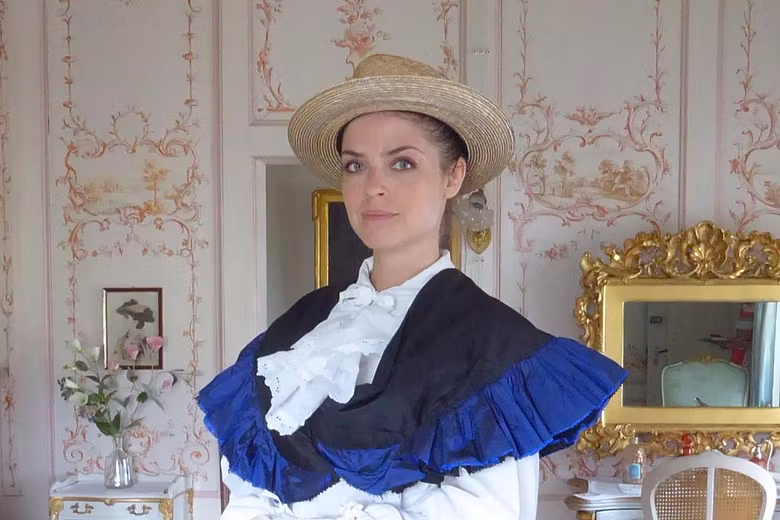 Eine Schauspielerin in historischer Kleidung (Lady Mildred) in einem Ausstellungsraum von Schloss Lenzburg