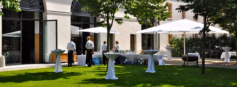 Apéro auf der Gartenterrasse der Löwenscheune auf der Klosterhalbinsel Wettingen.