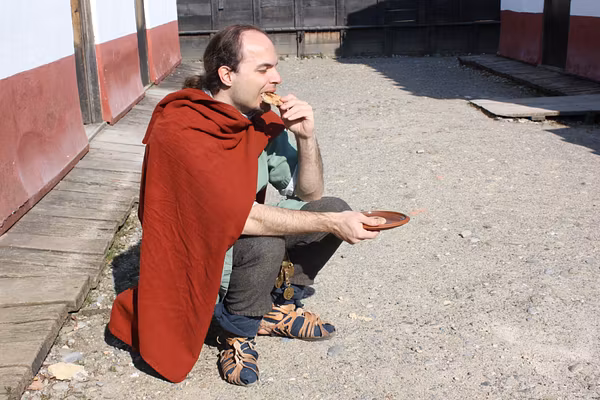 Legionär beim Verzehr des panis militaris