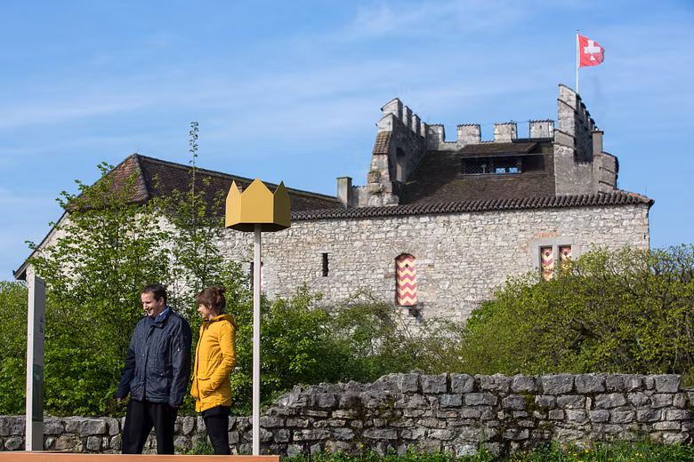 Besucherinnen und Besucher auf dem Königsweg mit dem Schloss Habsburg im Hintergrund
