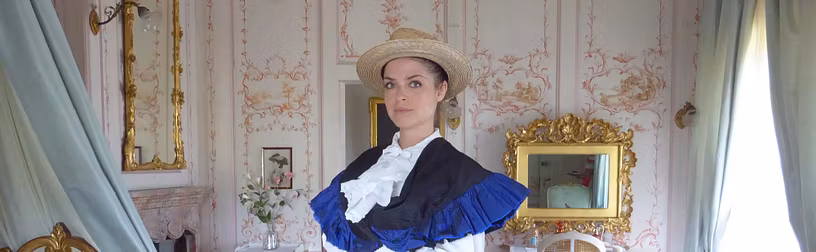 Eine als Lady Mildred gekleidete Frau führt durch die Räume von Schloss Lenzburg.