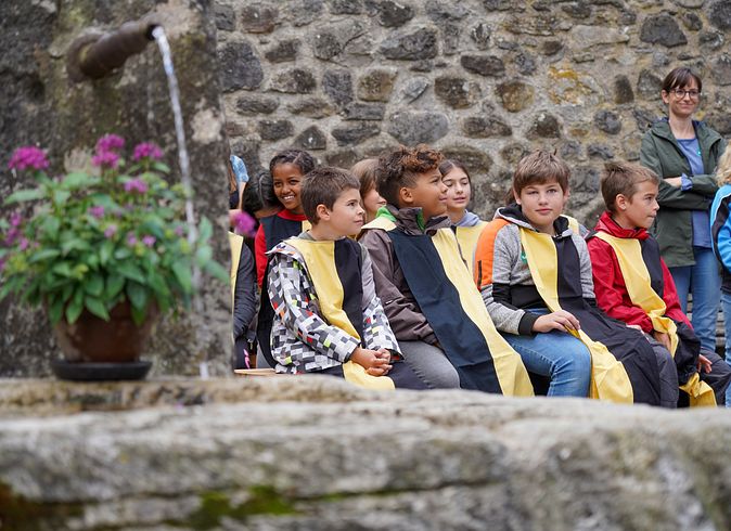 Verkleidete Schülerinnen und Schüler im Workshop für Schulen