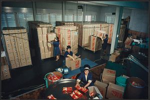 Buch Zweifel Pomy-Chips AG: Arbeiterinnen bereiten die Chips-Verpackungen für die Lieferung vor 
