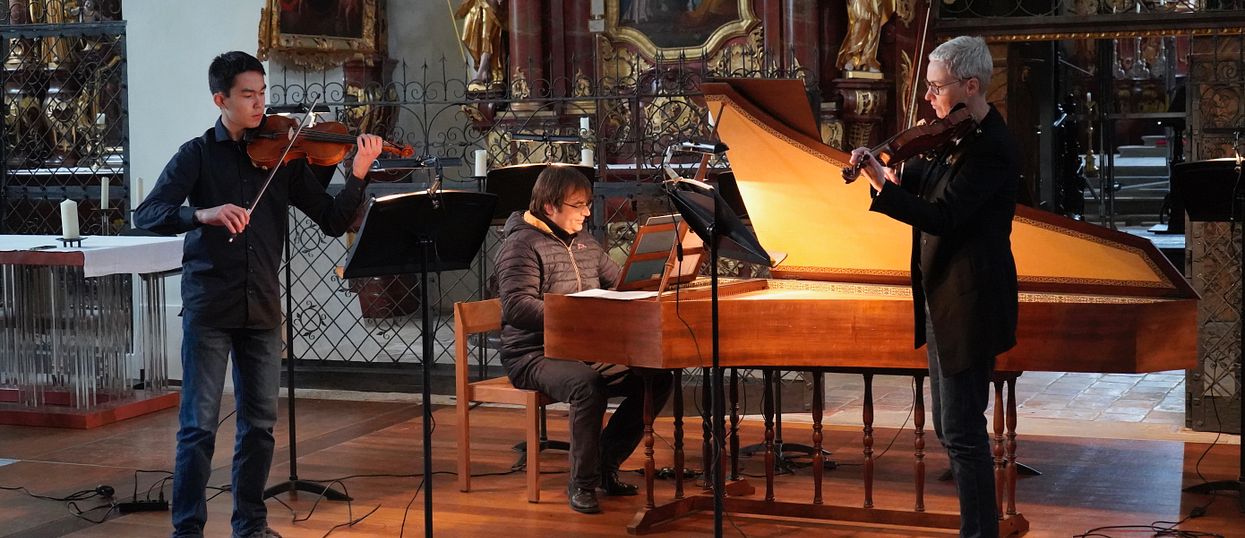 Konzert in der Klosterkirche Wettingen: Drei Musiker mit Geige und am Flügel.