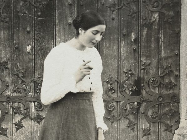Alice Mattenberger und ein Hund vor einem Tor auf Schloss Habsburg.
