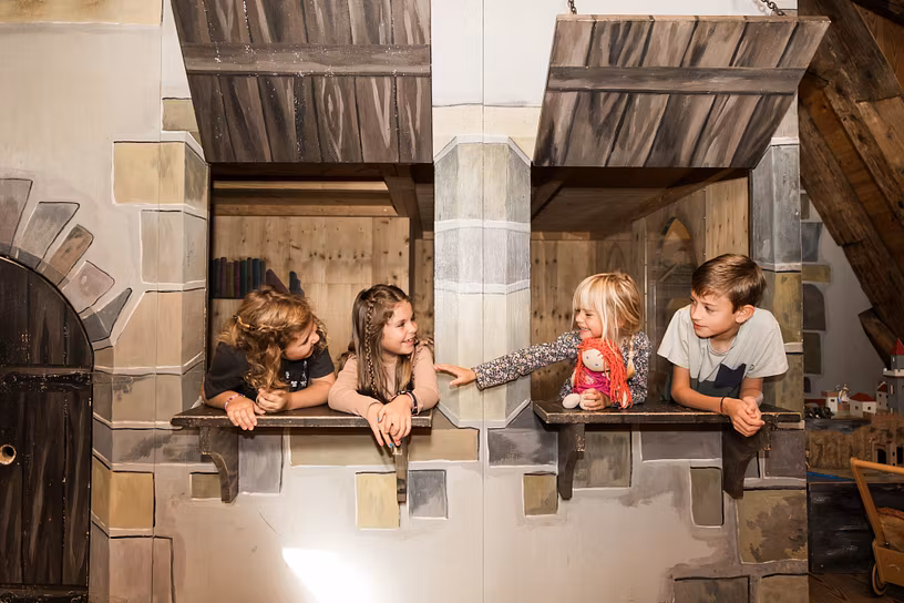 Kinder in Verkleidung (Ritter und Prinzessin) im Kindermuseum von Schloss Lenzburg
