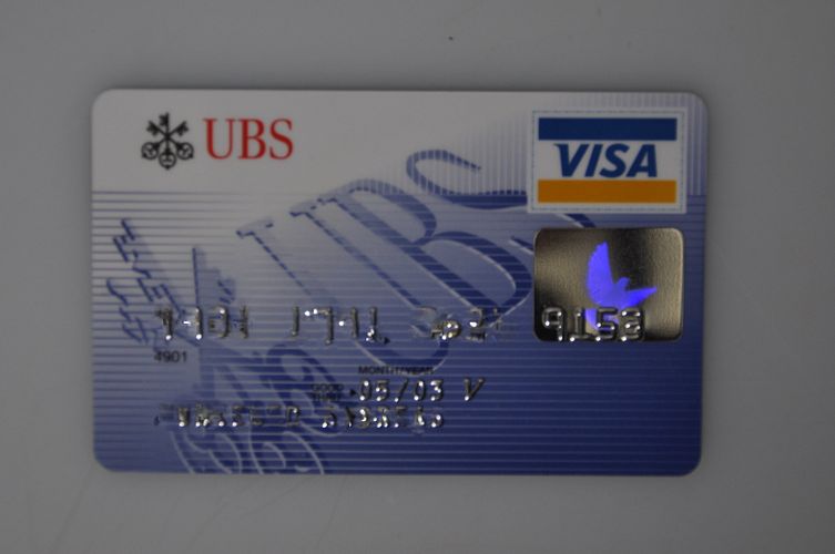 Blau-weiss gefärbte Kreditkarte der UBS aus dem Jahr 2000.