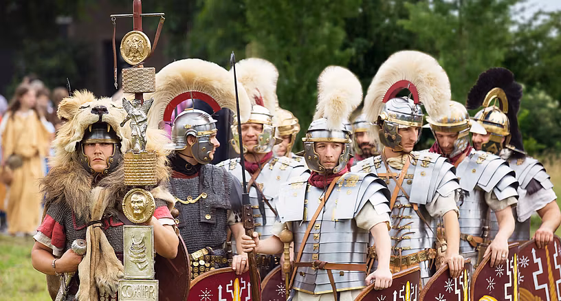 Eine Gruppe römischer Legionäre. Links ein Mann mit Löwenkopf auf dem Helm.
