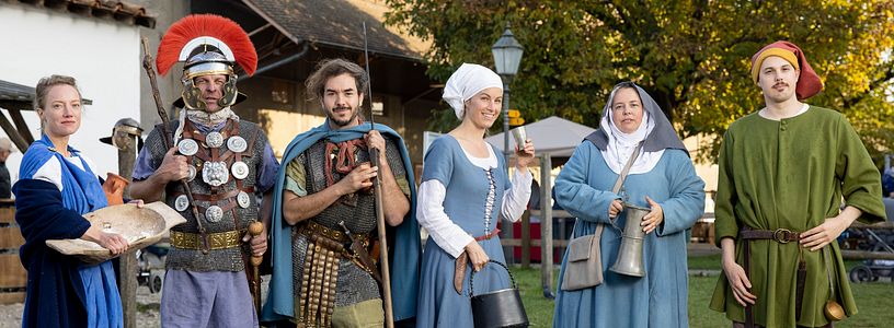 Eine Gruppe historisch gekleideter Männer und Frauen.