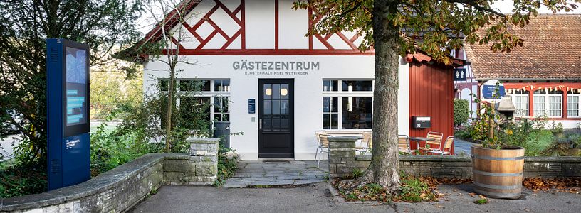 Aussenaufnahme Gästezentrum Klosterhalbinsel Wettingen mit Informationsbildschrim links