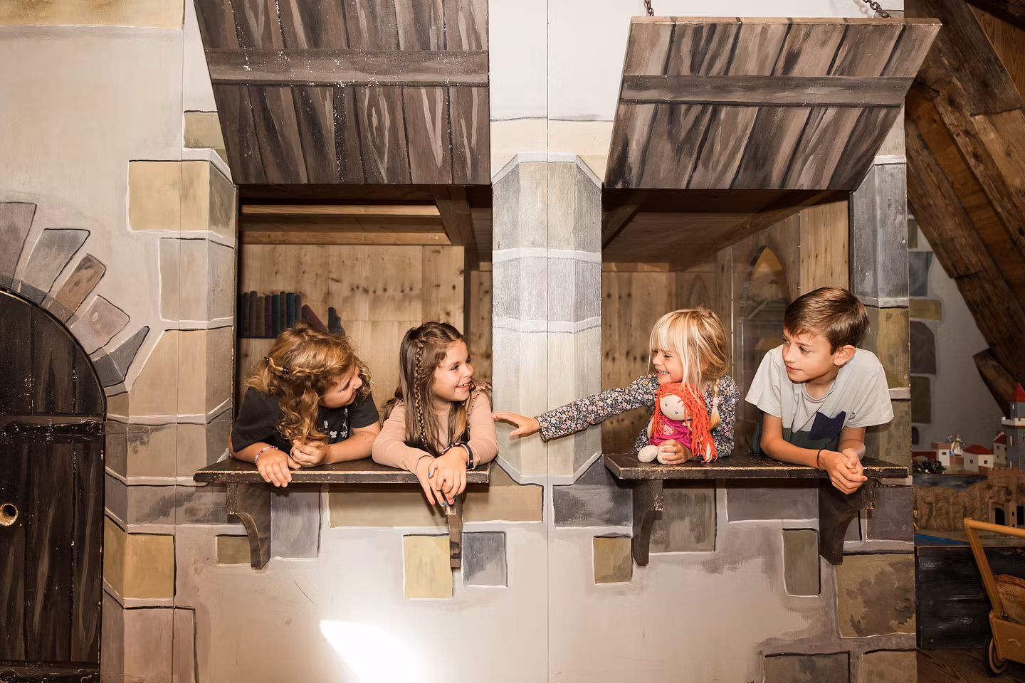 Kinder in Verkleidung (Ritter und Prinzessin) im Kindermuseum von Schloss Lenzburg