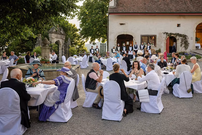 Festlich gedeckte Tische am Belle Epoque Fest im Innenhof von Schloss Wildegg