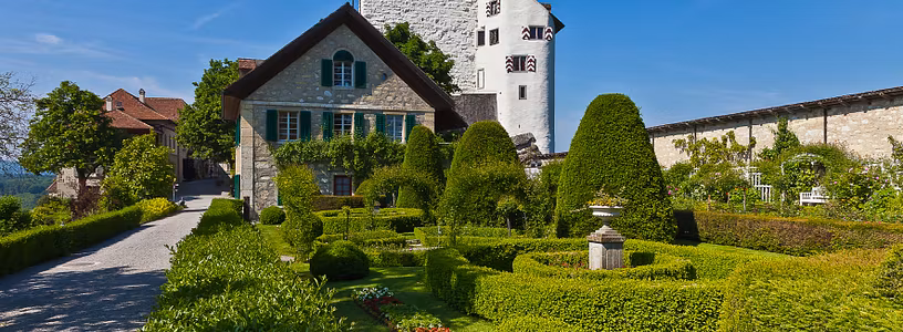 Schloss Wildegg mit Rebhaus und Rosengarten
