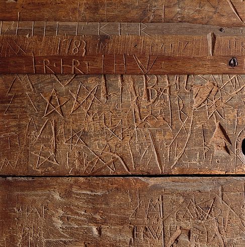 Holzwand mit Inschriften aus dem Gefängnis im Museum Schloss Lenzburg