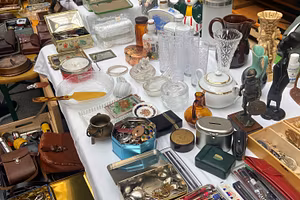 Ein Marktstand mit verschiedenen Waren