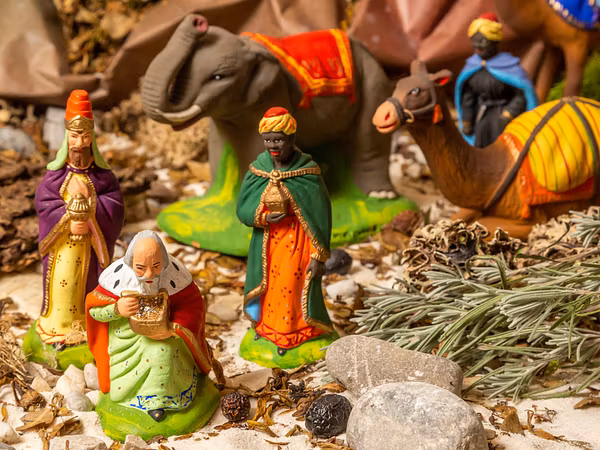 Figuren der Heiligen Drei Könige Kaspar, Melchior und Balthasar mit ihren wertvollen Gaben für das Jesuskind. In der provenzalischen Krippe im Parlatorium auf der Klosterhalbinsel Wettingen.