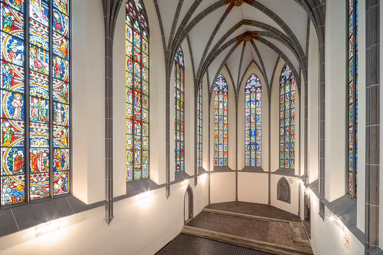 Die berühmten Glasfenster vom Kloster Königsfelden werden mit Licht durchflutet