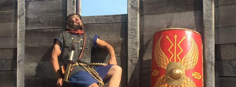 Ein Römer nimmt ein Fussbad im Legionärspfad Vindonissa