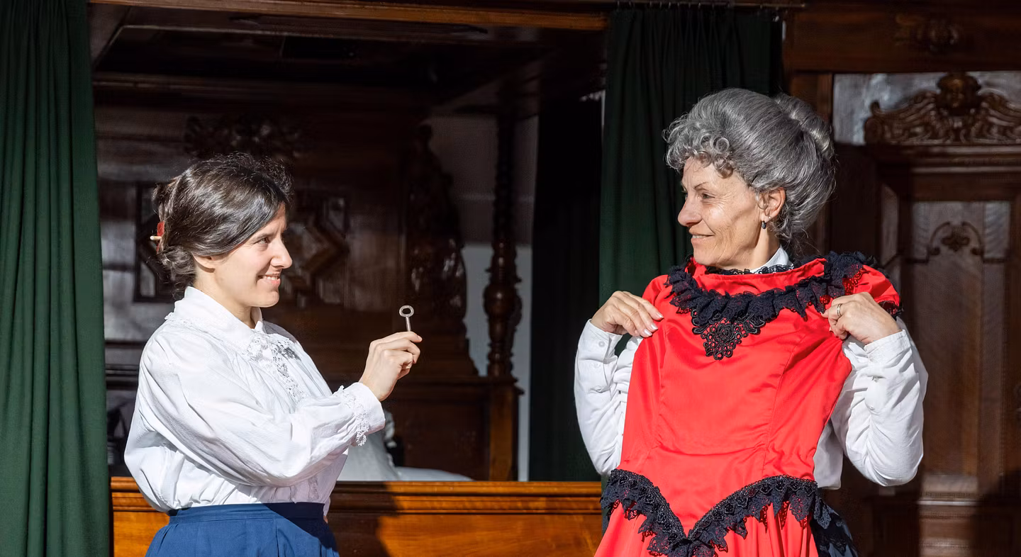 Zwei Frauen im historischen Kostüm.