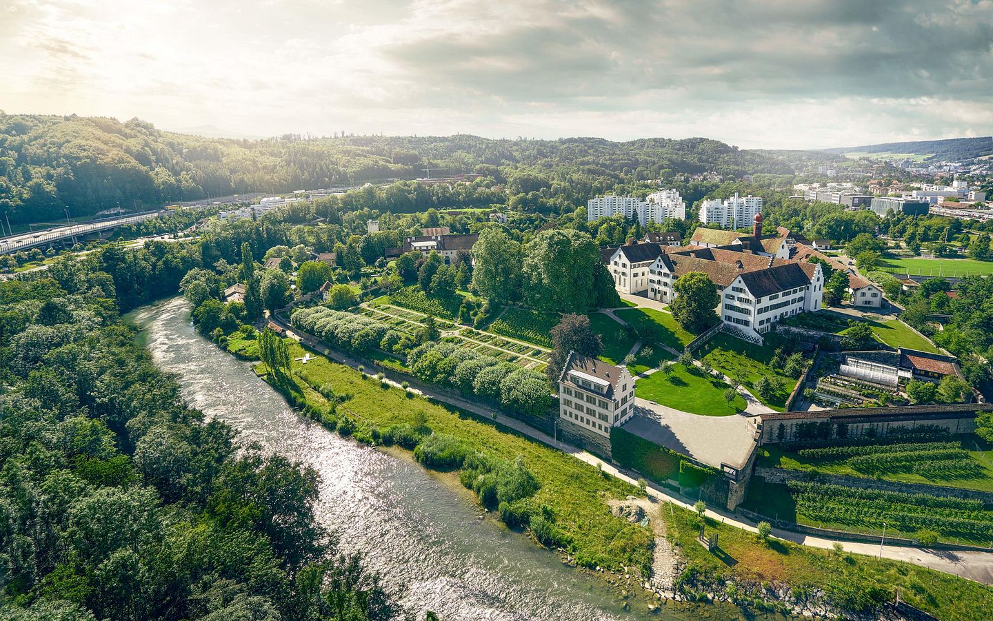 Luftaufnahme Klosterhalbinsel Wettingen mit Kloster und Limmat