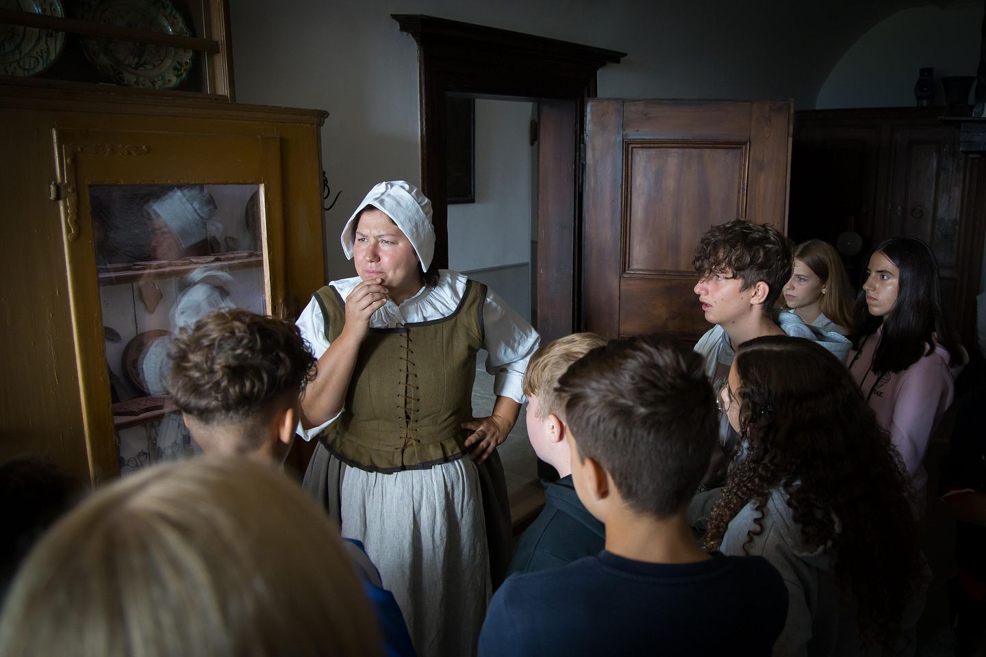 Magd erzählt auf Schloss Wildegg einer Gruppe von Kindern aus ihrem Leben