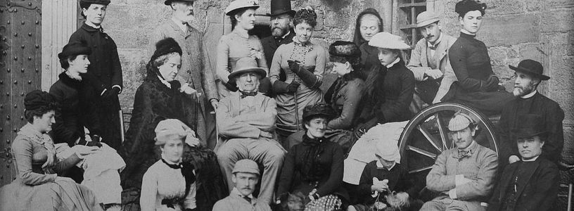 Historische schwarz-weiss-Aufnahme: Gruppenfoto mit vielen Menschen
