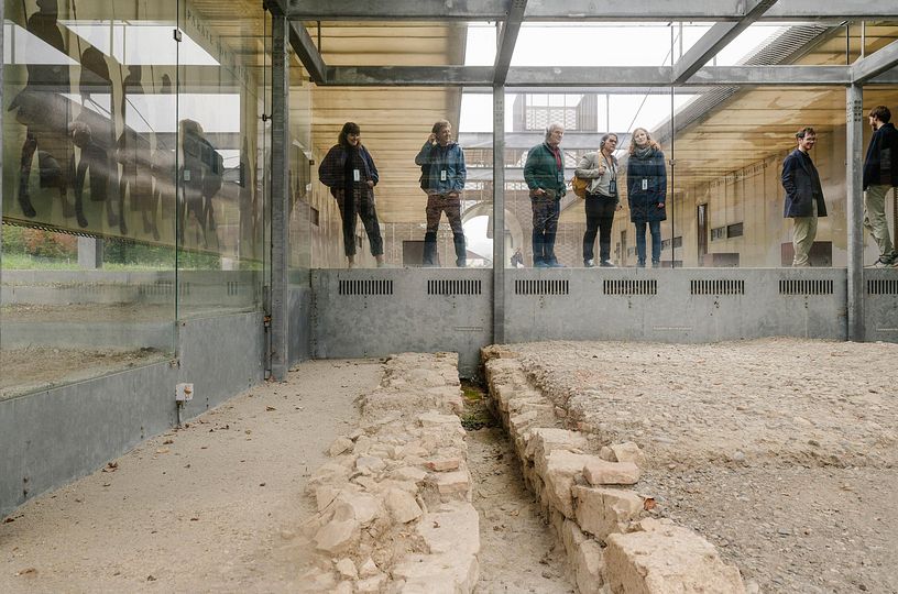 Römische Strasse von Vindonisse, im Hintergrund Museumsgäste, die zur Strasse hinunter blicken.