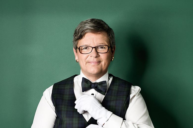 Porträt Zita Langenstein vor grünem Hintergrund