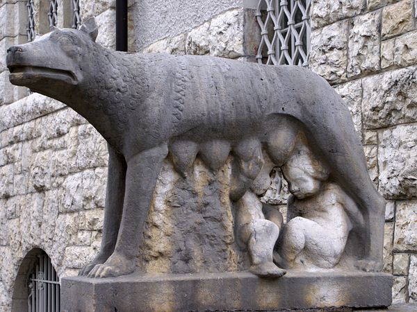 Eine steinerne Skulptur der Wölfin mit zwei Kindern