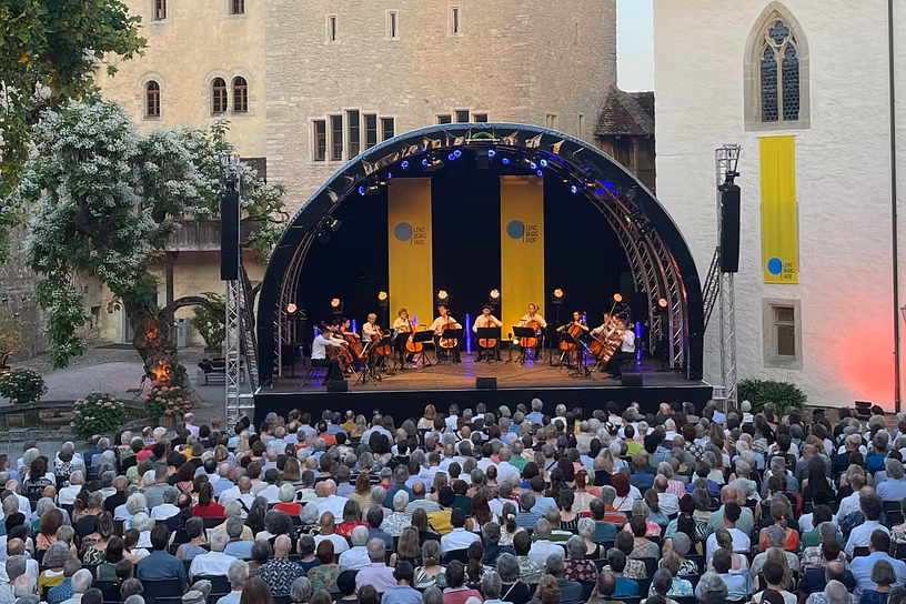 Eine Konzertbühne mit viel Publikum im Hof von Schloss Lenzburg