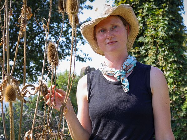 Porträt von Gärtnerin Lea Walzer im Barockgarten von Schloss Wildegg