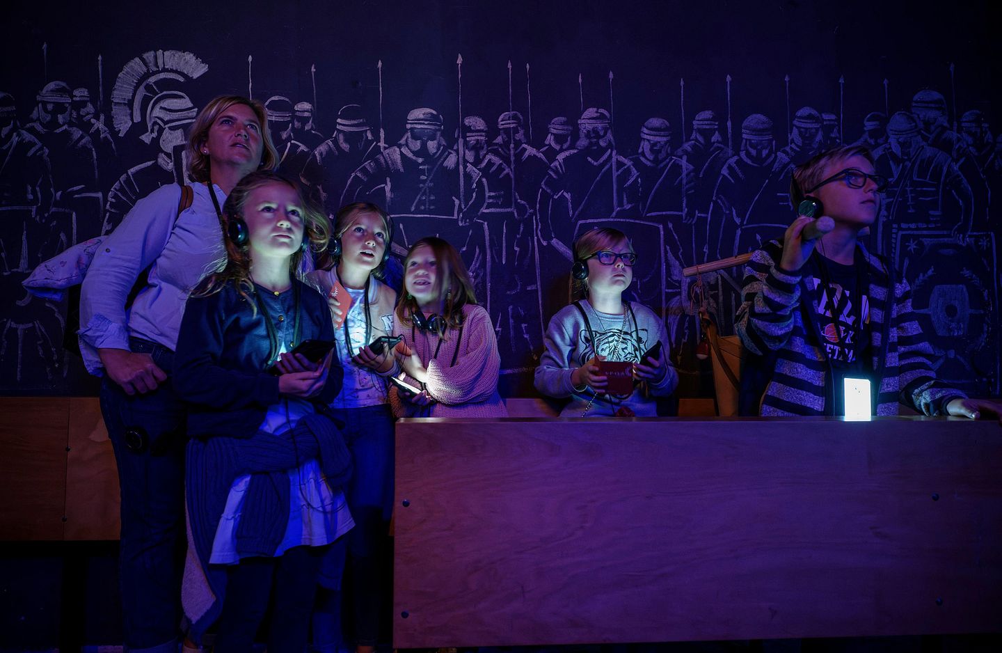 Kinder mit einem Audioguide auf einer Spieltour im Legionärspfad Vindonissa