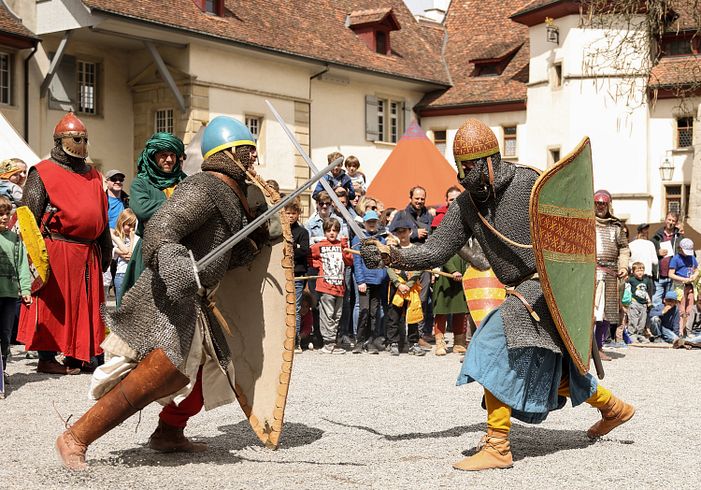 Zwei Ritter im Schwertkampf an den Mittelaltertagen auf Schloss Lenzburg