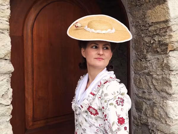 Eine als Schlossdame des 18. Jahrhunderts verkleidete Frau auf Schloss Lenzburg.