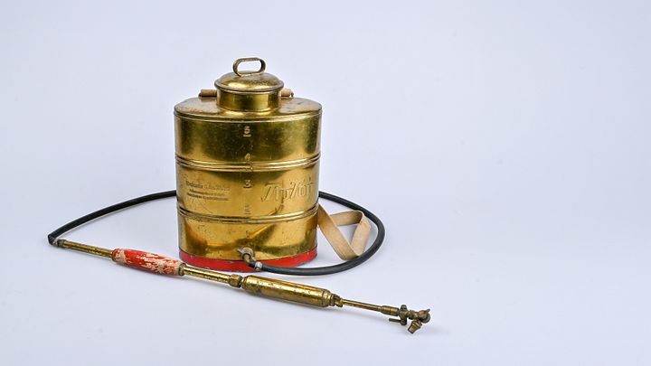 Eine Rückenspritze von Birchmeier vor weissem Hintergrund.